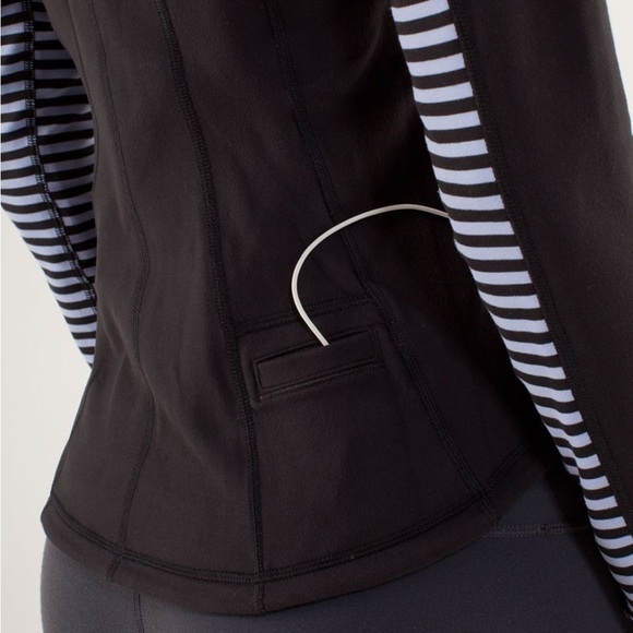 LULULEMON Run: U-Turn Pullover *Reversible
Classic Stripe Polar Haze Black - Picture 7 of 15